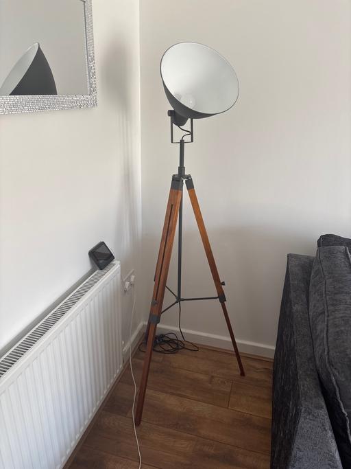  — Spot light floor lamp