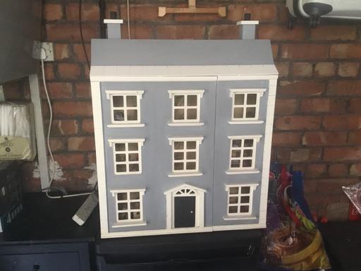  — Wooden dollshouse