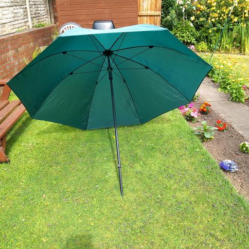  — Large umbrella,tilt and straight