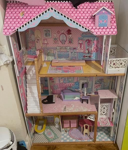  — Dollhouse with doll clothes, accessories bund