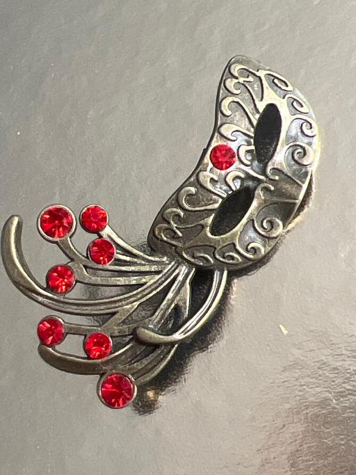  — Lovely brooch