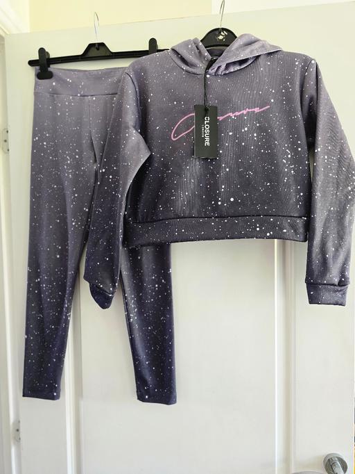  — Closure London sweatshirt and leggings