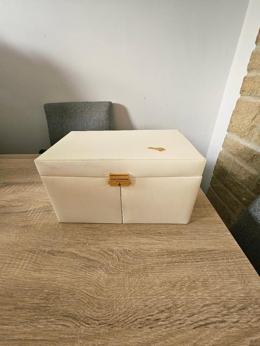  — Lockable jewellery box