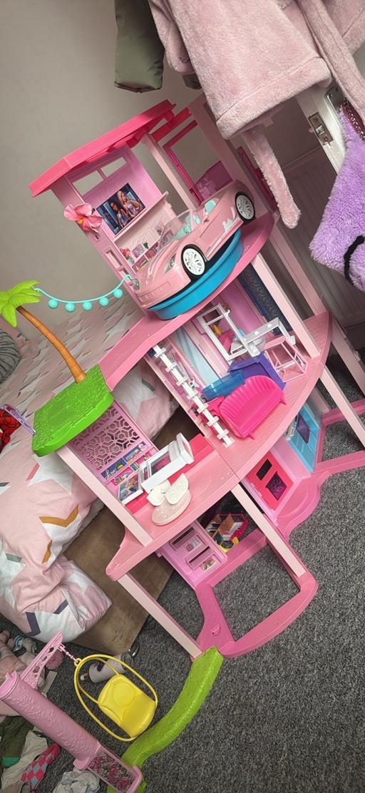  — Barbie dream house with accessories /no slide