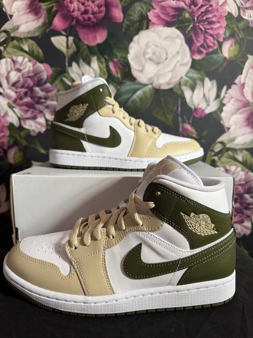  — BRAND NEW WOMENS NIKE JORDANS SIZE 6