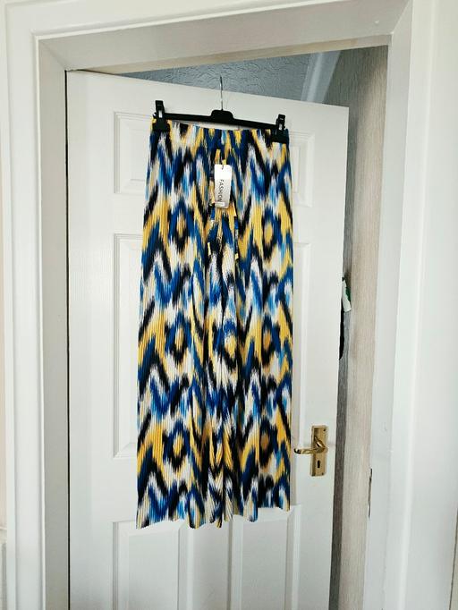  — Patterned summer trousers, size 14/16.