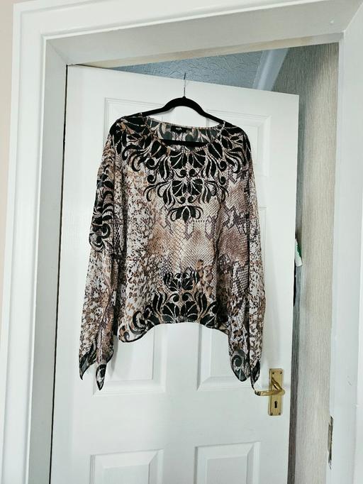  — Gorgeous floaty style top, size 16.