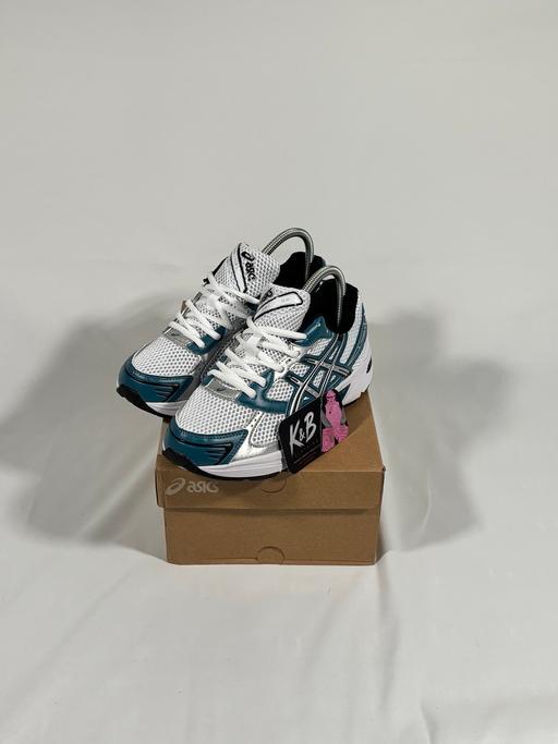  — ASICS blue&white