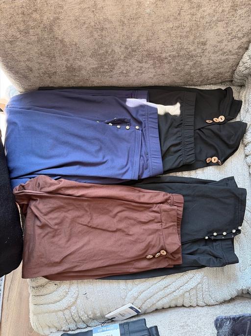  — Selection of women’s leggings.