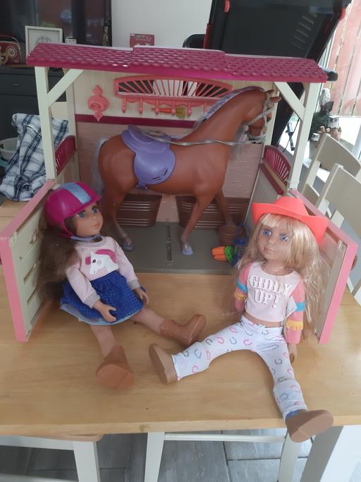  — bargain stable horse and 2 dolls