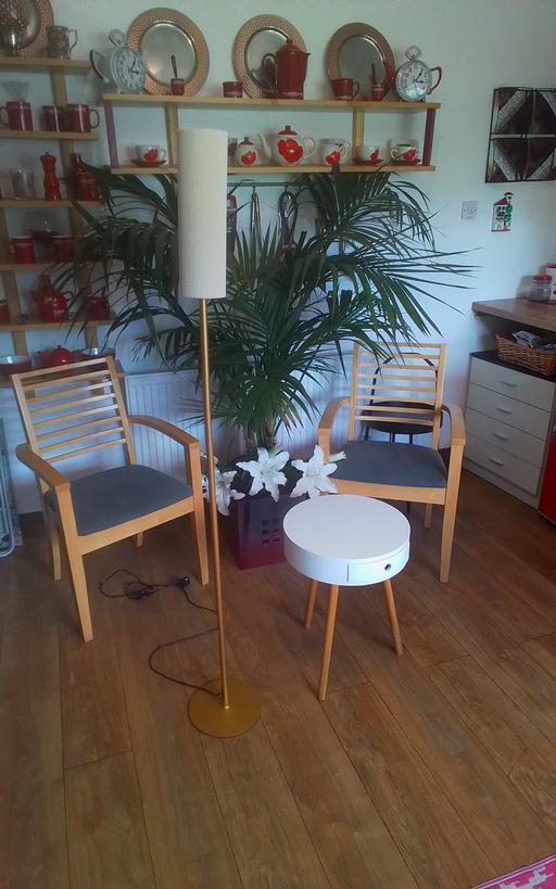  — FLOOR LAMP +TABLE