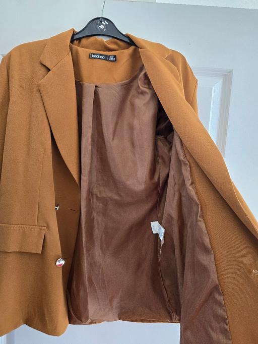  — camel-colored Boohoo double-breasted blazer