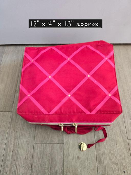  — Estée Lauder holiday makeup case