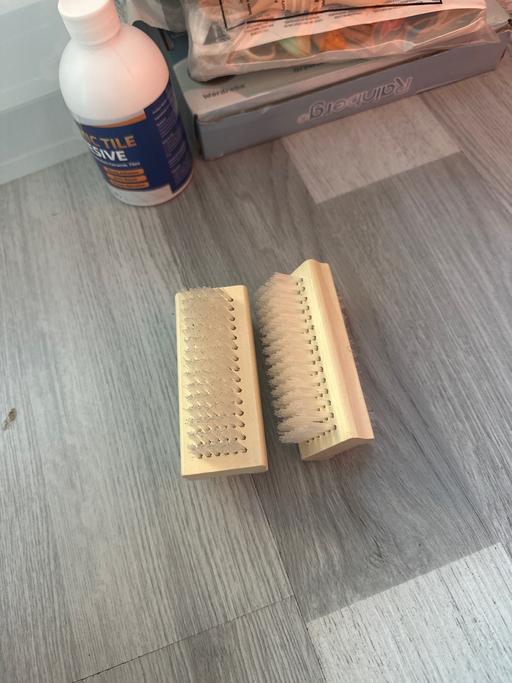  — 2 nail brushes