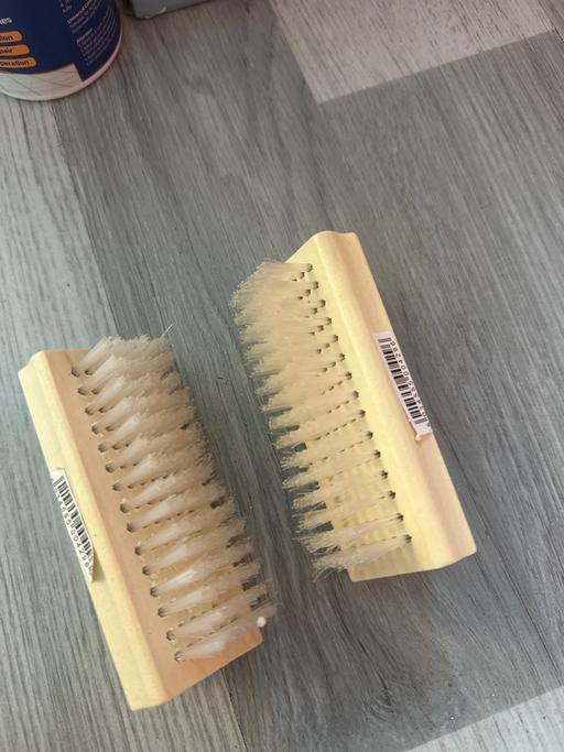  — 2 nail brushes