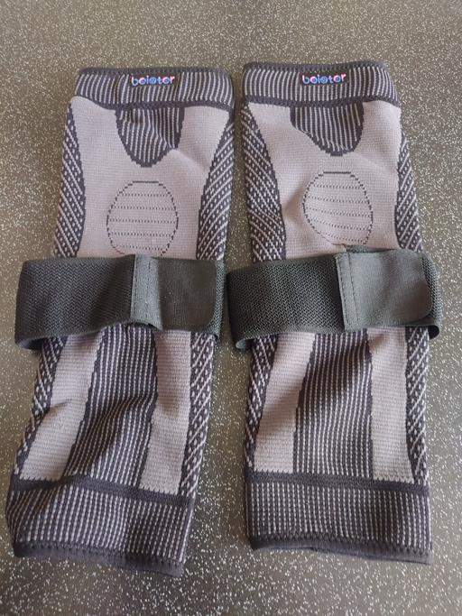  — Beister compressed knee supports