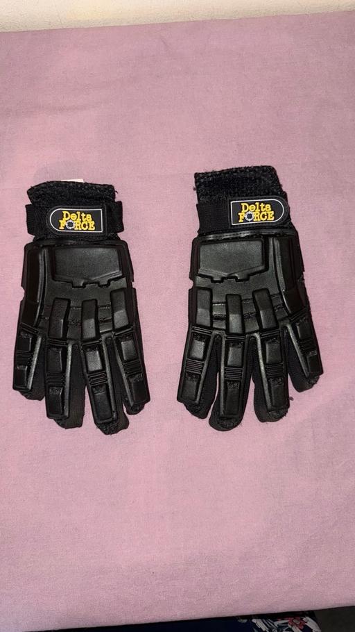  — Sports gloves