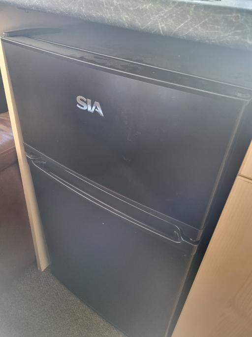  — undercounter SIA black fridge/freezer