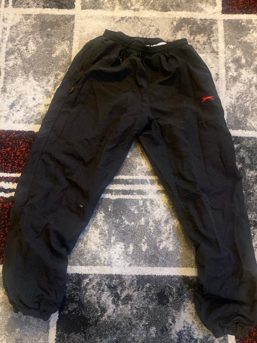  — Men’s black slazenger jogging bottoms size L.