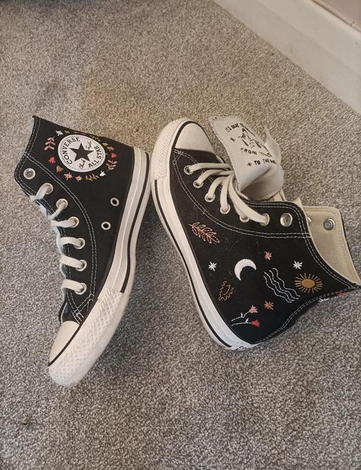  — Chuck Taylor converse boots size5