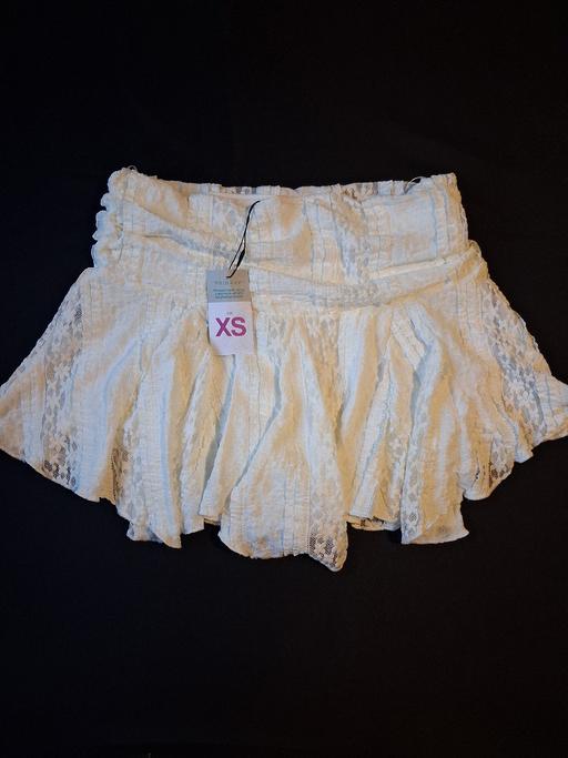 — White lace mini skirt with adjustable waistba