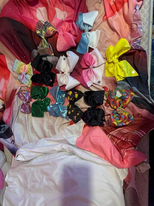  — Jojo bows all in good condition like New.