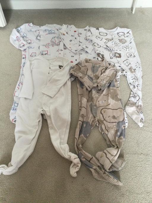  — 5 sleep suits age 18/24 months