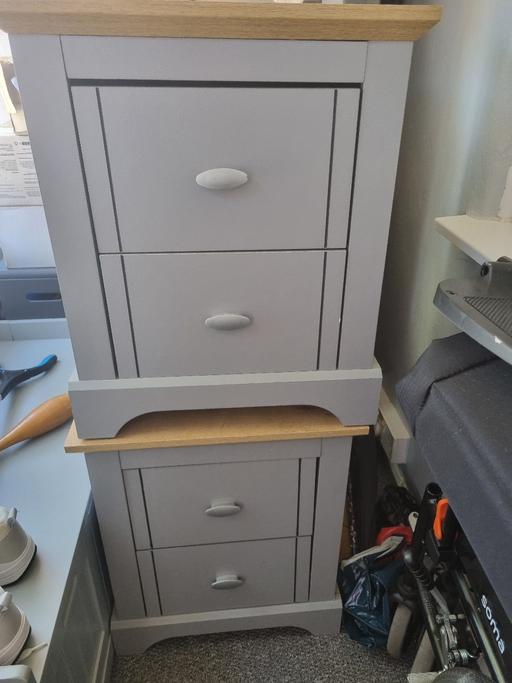  — 2 bedside drawers