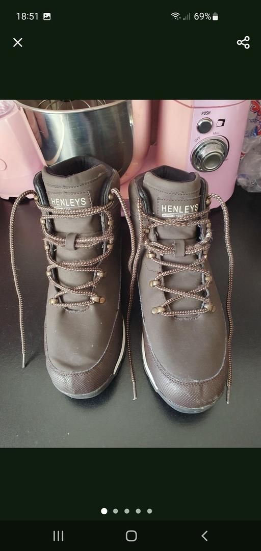  — men's brown boots henleys