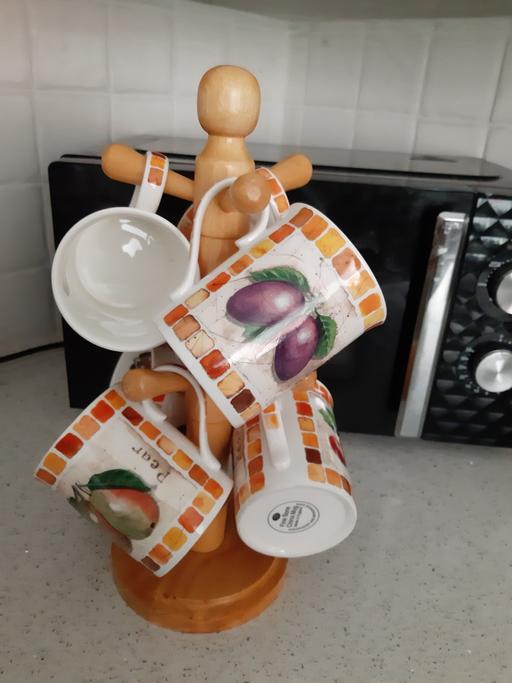  — bargain mug tree and cups