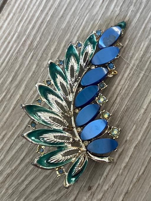  — Large vintage brooch