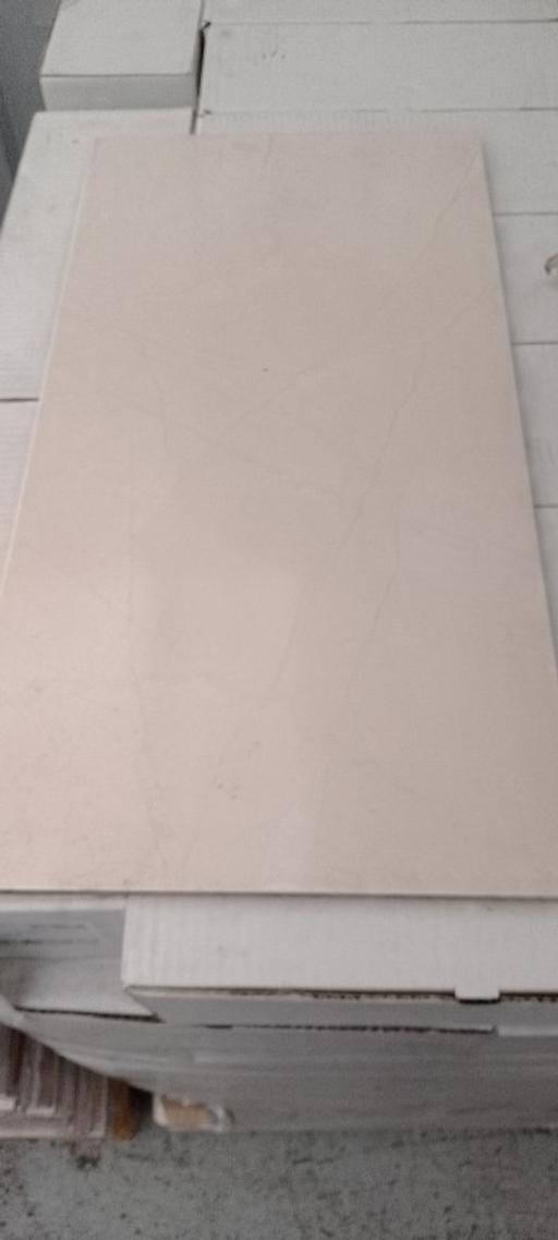  — 61.5 x 31.5 gloss cream Wall tiles 6m2