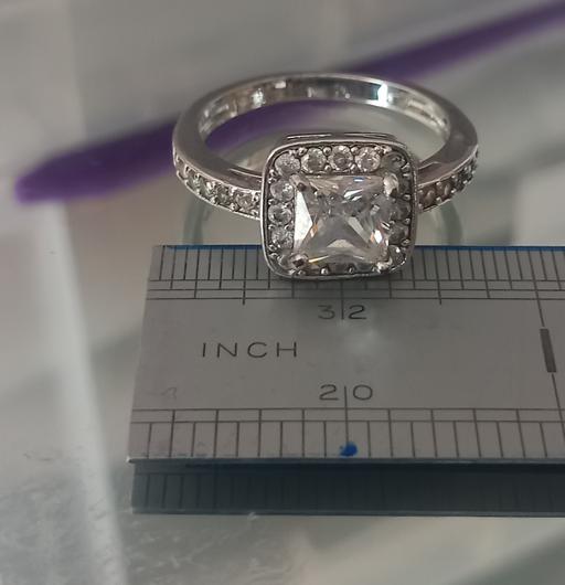  — Beautiful gemstone solitaire ring