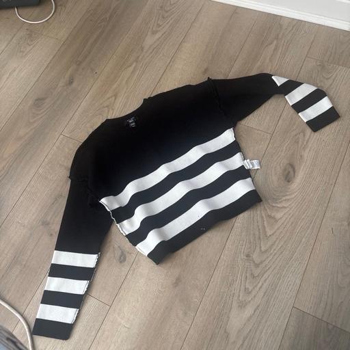  — Black and white jumper