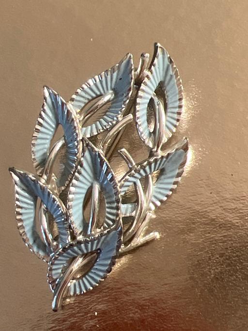  — Lovely vintage brooch
