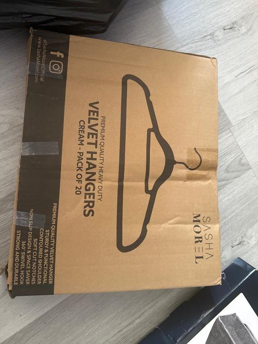  — Pack of 20 cream velvet hangers