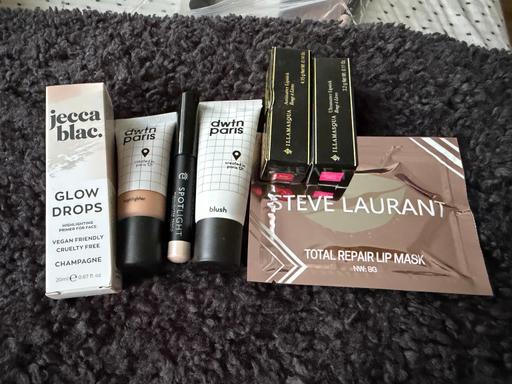  — Mixed cosmetics bundle