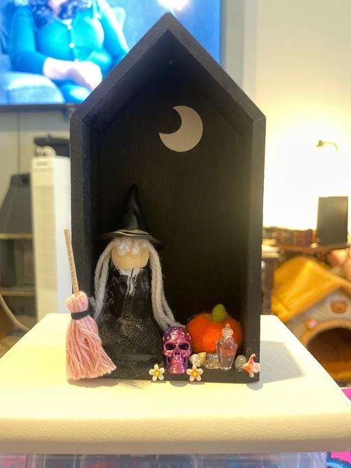  — Witchy box display stand 17x9x4cm
