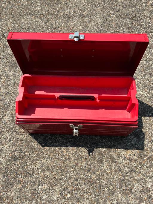  — Metal toolbox