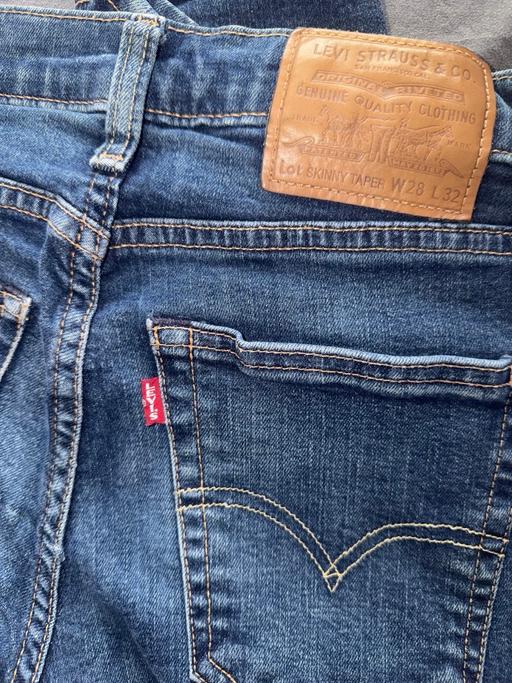  — Men’s LEVI jeans