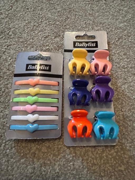  — Hair clips