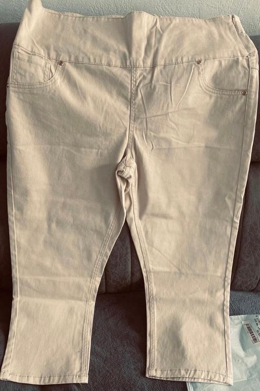 — Woman’s 3/4 leg trousers size 18-20