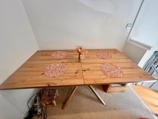  — extendable 4 to 8 seater dining table