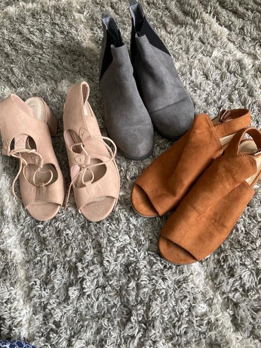  — Womens Shoe bundle size 6