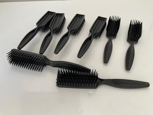  — 8 small hair brushes