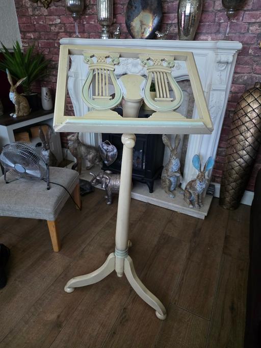  — MUSIC SHEET STAND.  ADJUSTABLE