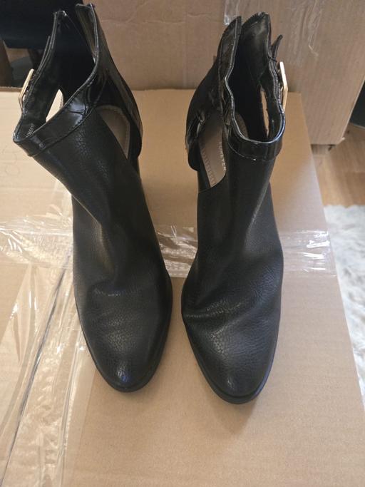  — Size 6 boots