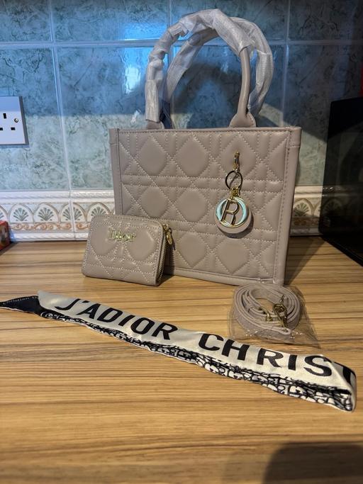  — Handbag & purse set