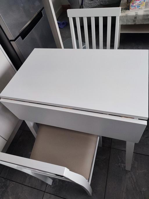  — Extendable dining table and chair