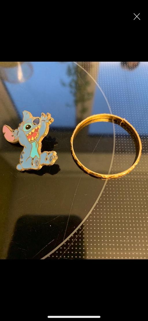  — Child costume bangle & Lilo & stitch badge